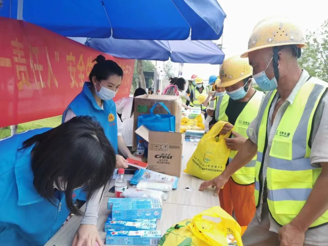 公益丨便民服务进工地，法治防诈入人心：铭扬公益服务中心“幸福工友荟”公益服务活动顺利开展！